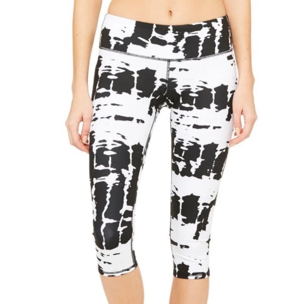 ALO Yoga Airbrush Capri white black tie dye L